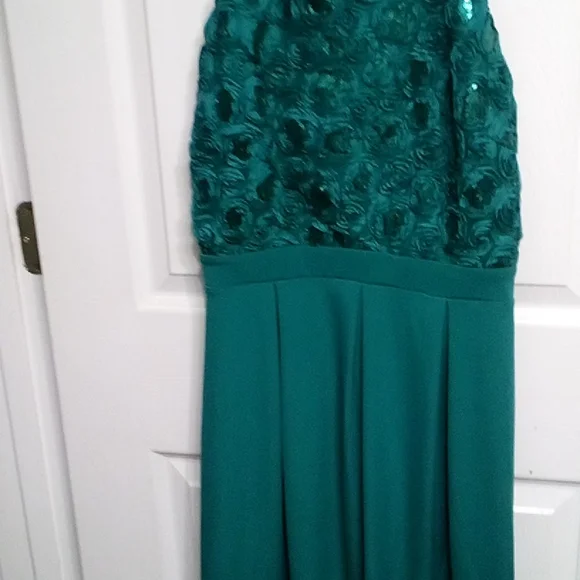 green emerald velvet dress Mac Duggal Women's Thin Strap Pleated Metallic Gown with 3D Flower - Green - Size 10